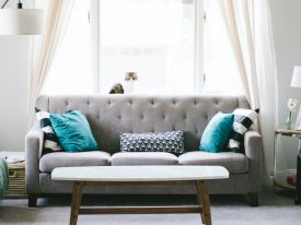 La historia del sofá, un mueble que data de las sociedades antiguas y hoy está en la sala de tu casa